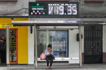 Un tablero muestra el tipo de cambio del peso mexicano frente al dólar en Ciudad de México, el 18 de septiembre de 2024.