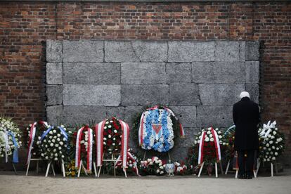 El presidente alemán, Frank-Walter Steinmeier, coloca una corona de flores en el Muro de la Muerte.