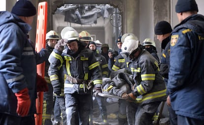 Personal de emergencias rescata el cuerpo de un hombre tras el ataque ruso en el Ayuntamiento de Járkov (Ucrania).