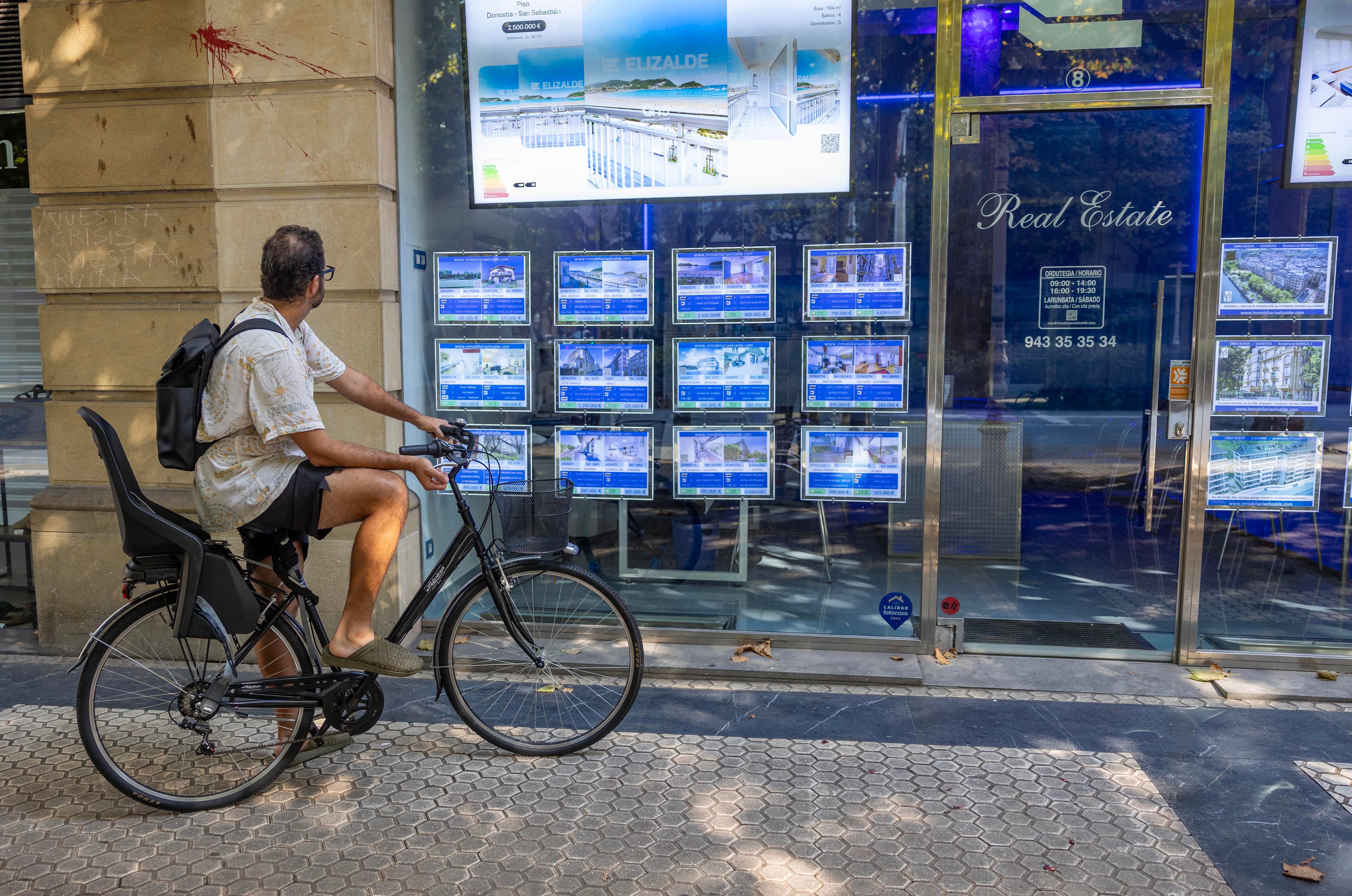 Un hombre consulta anuncios de viviendas en una inmobiliaria de San Sebastián (Gipuzkoa).