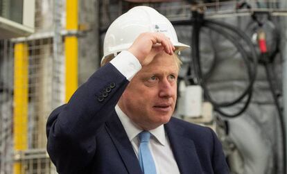 El primer ministro británico, Boris Johnson, durante la visita a un centro de investigación, el jueves pasado.