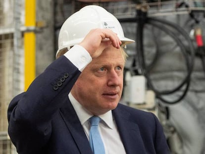 El primer ministro británico, Boris Johnson, durante la visita a un centro de investigación, el jueves pasado.