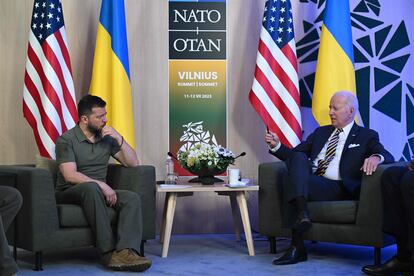 Zelenski y el presidente de Estados Unidos, Joe Biden, este miércoles en Vilnius.