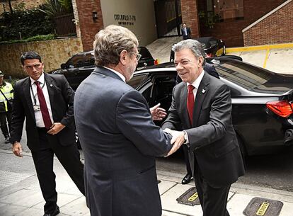 Juan Luis Cebrián, presidente del grupo Prisa, saluda al presidente de Colombia, Juan Manuel Santos. 