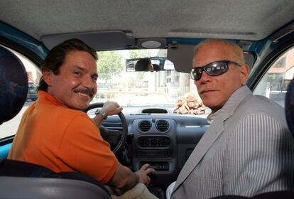 Emilio Menéndez (izquierda) y Carlos Baturín, dentro de su coche, con el que se dirigieron al Ayuntamiento de Tres Cantos (Madrid), donde contrajeron matrimonio. Antes de la ceremonia, que se celebró por la tarde, fueron entrevistados por Boris Izaguirre para 'La Ventana', programa de la cadena Ser.