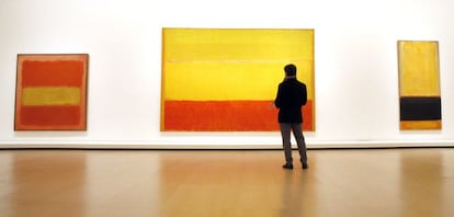 Una persona observa algunas de las obras de Mark Rothko, incluidas en la exposici&oacute;n &quot;Expresionismo Abstracto&quot;, que ha sido presentada hoy en el Museo Guggenheim de Bilbao y cuenta con 130 pinturas, dibujos, esculturas y fotograf&iacute;as de autores como Willem de Kooning, Robert Motherwell, Pollock o el mismo Rothko.