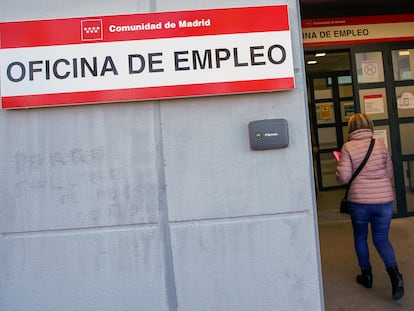 Una persona entra en una oficina pública de empleo de Alcalá de Henares (Madrid).