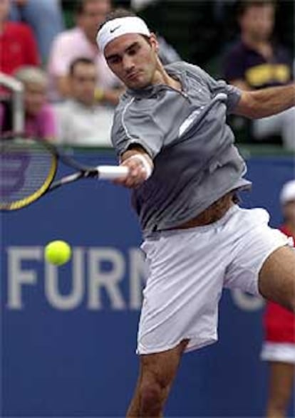Federer devuelve un golpe en la final que ha ganado a Agassi.