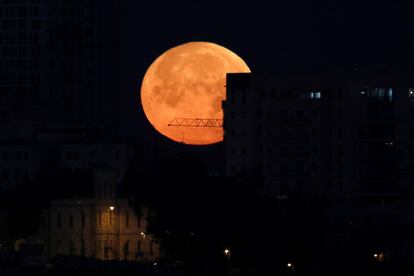 La llamada superluna se alza sobre el casco viejo de Jerusalén.