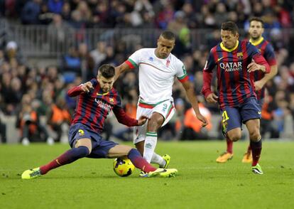 Piqué y Adriano ante El-Arabi 