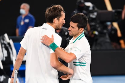 Djokovic saluda a Medvedev, tras su victoria en el Open de Australia. “No pienso en que me esté haciendo mayor pero tengo que ser más inteligente a la hora de confeccionar mi calendario. Voy a dedicar particular atención a los Grand Slam ya que mi principal objetivo es conseguir tantos como pueda. La otra razón es que no puedo traer a mi familia conmigo por el tema de la pandemia”, agregó después de conseguir su novena corona en Melbourne Park.