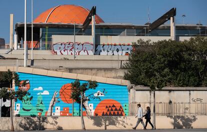 El centro comercial Màgic con las pistas de padel en la azotea se encuentra junto al Pabellón Olímpic, dedicado al baloncesto.