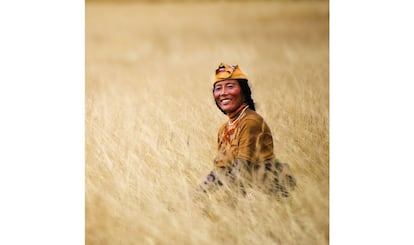 Al empezar el otoño una mujer tibetana corta heno para almacenar durante el largo invierno en una meseta tibetana remota y a gran altitud, cerca de Serxu, en la región de Kham, Tibet.