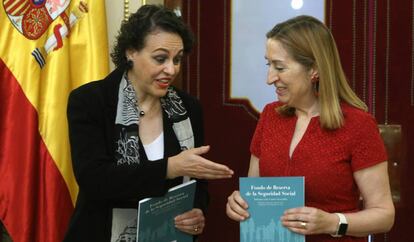 La ministra de Trabajo, Magdalena Valerio, a la izquierda, junto a la presidenta del Congreso, Ana Pastor
