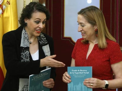 La ministra de Trabajo, Magdalena Valerio, a la izquierda, junto a la presidenta del Congreso, Ana Pastor