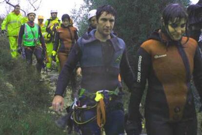 Los excursionistas aislados en el Barranc de l'Infern, ayer tras su rescate.