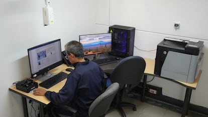 Trabajador de la Imprenta nacional de Colombia.
