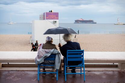 Una pareja frente al mar en Cannes, el martes, durante la celebración del 75º Festival de Cine.