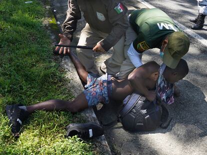 Un migrante haitiano es detenido por agentes del Instituto Nacional de Migración en Chiapas. En video, el operativo desplegado por los funcionarios mexicanos para frenar la caravana.