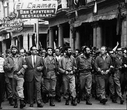 Manifestação em apoio a Fidel Castro em Havana (Cuba). Da esquerda para a direita, na primeira fila: Fidel Castro, Osvaldo Dortico, Ernesto Guevara, Augusto Martínez-Sánchez, Antonio Núñez-Jiménez, William Morgan e Eloy Guttierrez-Menoyo. William Morgan, que ajudou a Castro a chegar ao poder, foi posteriormente executado por opor-se ao regime. Gutiérrez Menoyo passou vários anos em prisão pelo mesmo motivo.