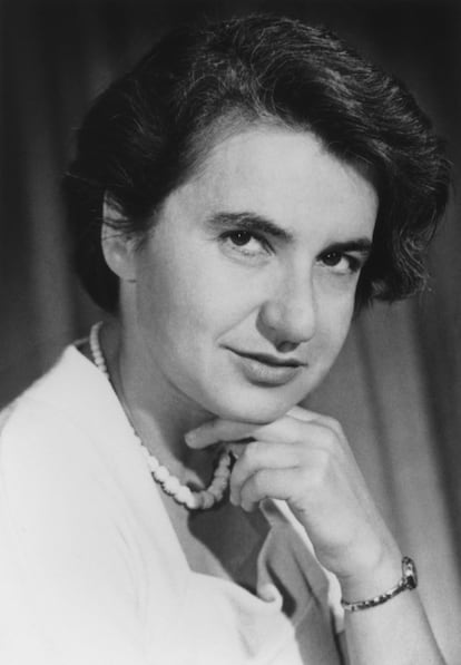 <strong>Quem.</strong> A biofísica Rosalind Franklin (Reino Unido, 1920-1958).<p> <strong>Como foi silenciada.</strong> Suas descobertas no campo do DNA deram origem a um dos avanços científicos mais importantes do século XX: a Fotografia 51, uma mostra nítida da estrutura de dupla hélice do DNA. Entretanto, como explica Marisa Kohan em seu artigo 'Mujeres que Cambiaron la Ciencia, Aunque no te Suenen Sus Nombres' (Mulheres que Mudaram a Ciência, Embora Você Não Saiba Seus Nomes), durante muitos anos foram os cientistas James Watson e Francis Crick que reivindicaram essa descoberta, levando todos os méritos e inclusive o Prêmio Nobel de Medicina e Fisiologia de 1962. A descoberta entrou na história como “a hélice de Watson” e Rosalind Franklin morreu (com 37 anos) por causa do câncer provocado por suas longas exposições à radiação sem receber o reconhecimento que merecia. Anos depois da morte da biofísica, James Watson confessou ter recebido o Nobel graças às descobertas de Franklin, a verdadeira descobridora da Fotografia 51.<p> Na imagem, Rosalind Franklin fotografada em 1955.