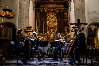 Actuación del Cuarteto Cosmos en la iglesia  de Vilanova de Lourenzá (Lugo), este sábado en la celebración del Festival Bal y Gay, que se celebra en A Mariña de Lugo.