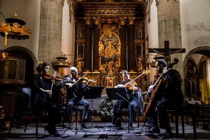 Actuación del Cuarteto Cosmos en la iglesia  de Vilanova de Lourenzá (Lugo), este sábado en la celebración del Festival Bal y Gay, que se celebra en A Mariña de Lugo.