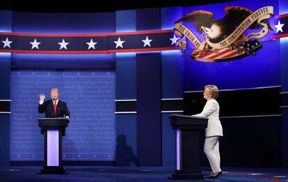 Hillary Clinton y Donald Trump durante el &uacute;ltimo debate presidencial.
 