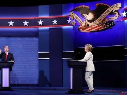 Hillary Clinton y Donald Trump durante el &uacute;ltimo debate presidencial.
 
