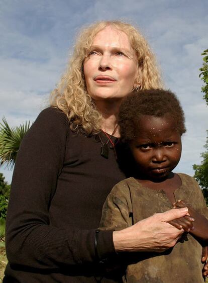 Mia Farrow ha vuelto a África como embajadora de buena voluntad de Unicef. La actriz ha viajado a la República Centroafricana, donde ha visitado escuelas, centros de alimentación y ha hablado con dirigentes tribales, así como con víctimas de la violencia que azota la zona. Desde febrero del año 2007 Unicef ha construido 105 escuelas, en su mayoría en la selva, en las que reciben clase unos 67.000 niños.