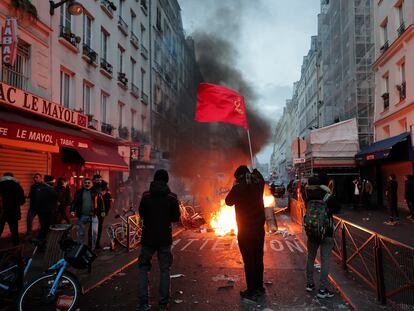 Miembros de la comunidad kurda en una barricada en París, cerca de la zona donde un hombre de 69 años ha asesinado a tiros a tres kurdos.