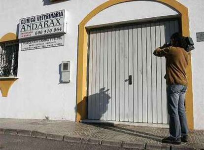 Entrada de la clínica veterinaria de Huércal donde fue asesinado José Luis P. E. F.