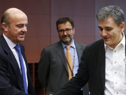 El ministro de Finanzas griego, Euclides Tsakalotos, estrecha la mano del ministro espa&ntilde;ol de Econom&iacute;a, Luis de Guindos, durante el Eurogrupo de este viernes.