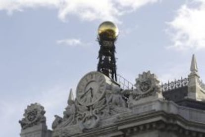 Reloj en la fachada de la sede del Banco de Espa&ntilde;a, en la Plaza de Cibeles en Madrid. EFE/Archivo