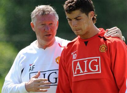 Alex Ferguson intercambia impresiones con Cristiano Ronaldo en un entrenamiento.