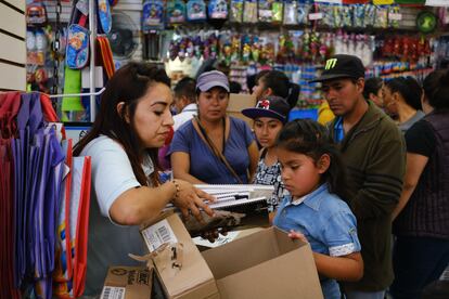 Una familia acude a comprar útiles escolares a una tienda en el centro de Ciudad de México.