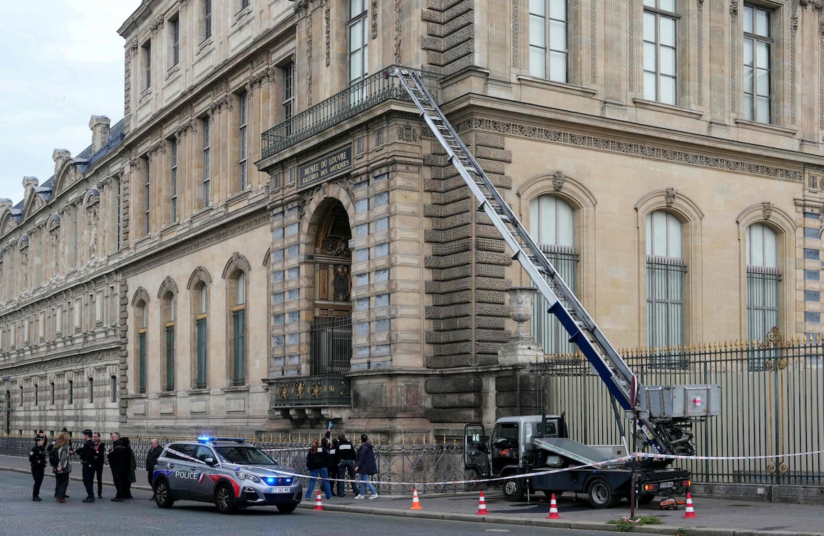 La empresa de la escalera utilizada para el robo en el Louvre lanza una campaña de publicidad: “Silenciosa como un susurro”