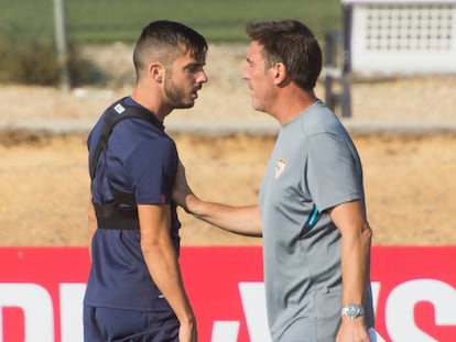 Berizzo charla con Sarabia en el entrenamiento del Sevilla.