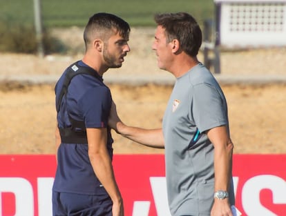 Berizzo charla con Sarabia en el entrenamiento del Sevilla.