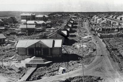 Construcción de la ciudad de Yermakovo (Siberia), a orillas del Yenisei, durante el trazado del ferrocarril del Norte (1947-1953), llamado Vía Muerta.