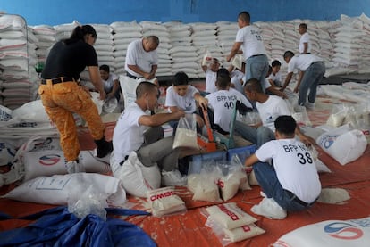 Voluntaris empaqueten ajuda per a les víctimes del tifó.