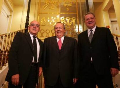 De izquierda a derecha, Gregorio Rojo, Carlos Etxepare y Xabier de Irala, el martes en Euskal Etxea de Madrid.