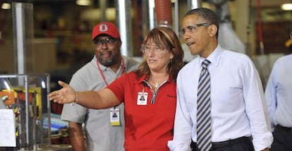 El presidente de EE UU visita una fábrica en Minnesota.