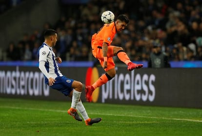 Firmino, ante Diego Reyes.