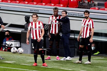 Marcelino da instrucciones a Nico Williams antes de su debut con el Athletic