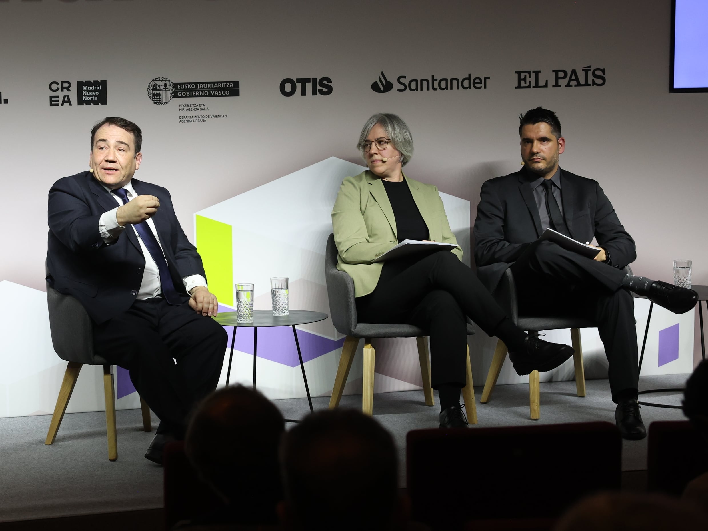 Manuel Illueca, presidente de ICO; Leire Iglesias, directora General de SEPES y Héctor Simón, director de la Cátedra UNESCO de vivienda, en un encuentro organizado por El País. 