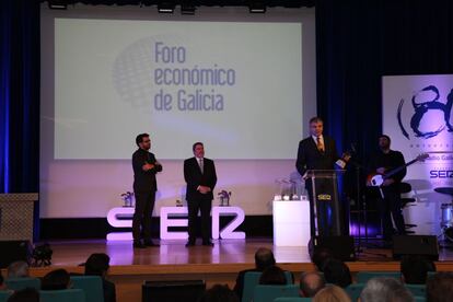 Santiago Lago recoge el premio para el Foro económico de Galicia