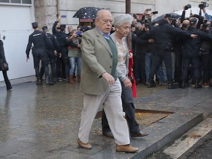 Pujol i Ferrusola, sortint de casa seva.