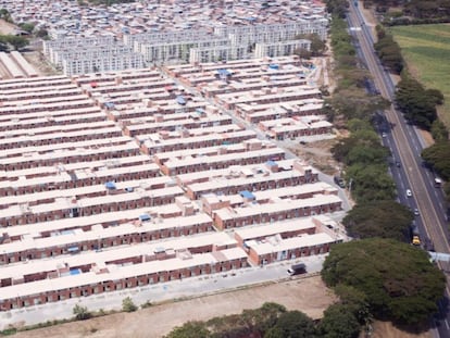 Vista aérea de casas de interés social en en Buga, Valle del Cauca, en marzo de 2024.