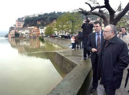 El presidente en funciones de la Generalitat, Josep Lluis Carod-Rovira, junto al delegado del gobierno catalán en las Tierras del Ebro, Lluís Salvadó, recorre la población tarraconense de Miravet para comprobar las consecuencias del aumento del caudal del río Ebro.